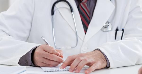 Falso médico: Estudante prescreve receita com carimbo de outra médica