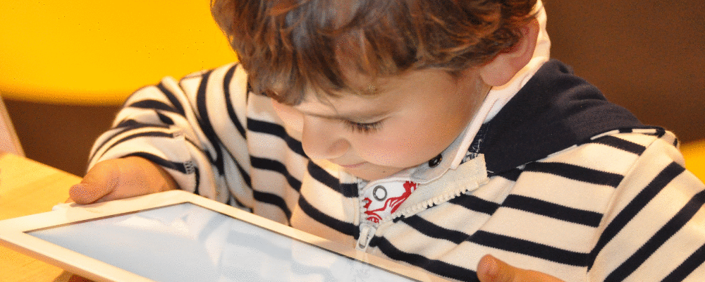 Uso de telas para efeito calmante prejudica autorregulação emocional de crianças pequenas