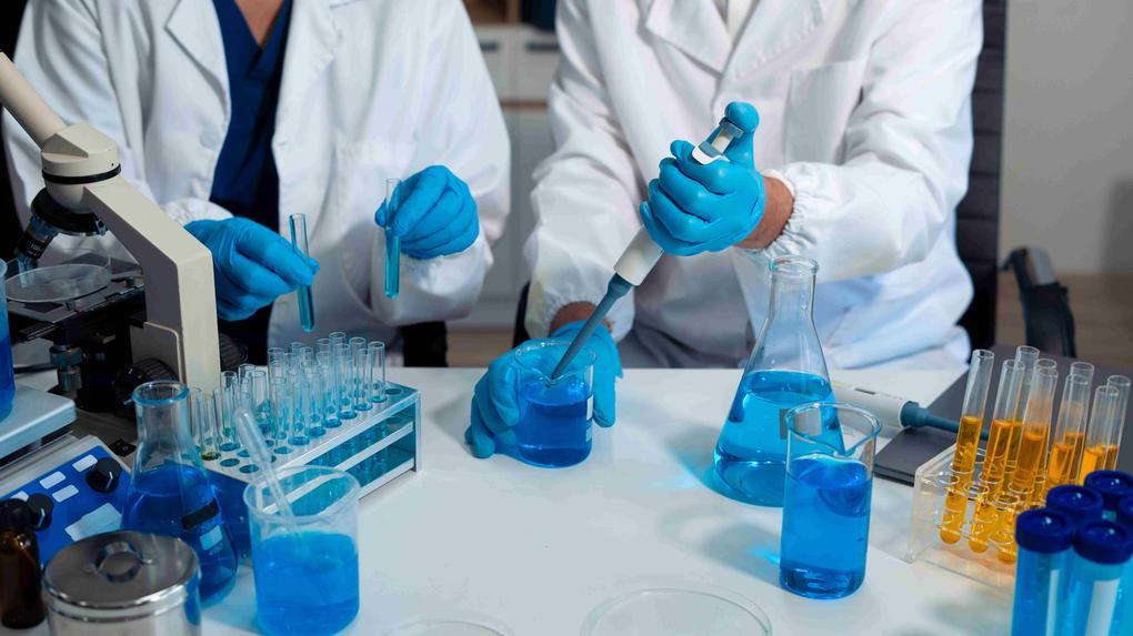 Contaminação de bebidas alcoólicas com Metanol: O perigo oculto numa bioquímica fatal ao organismo humano.