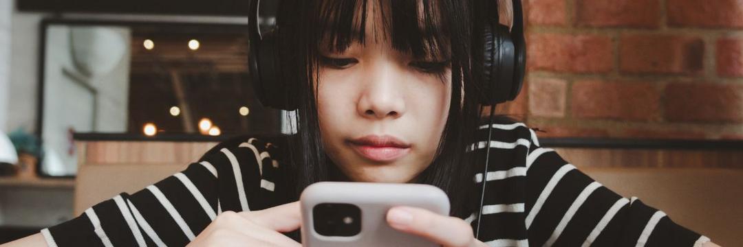 Verificação frequente de mídias sociais gera mudanças no cérebro de adolescentes