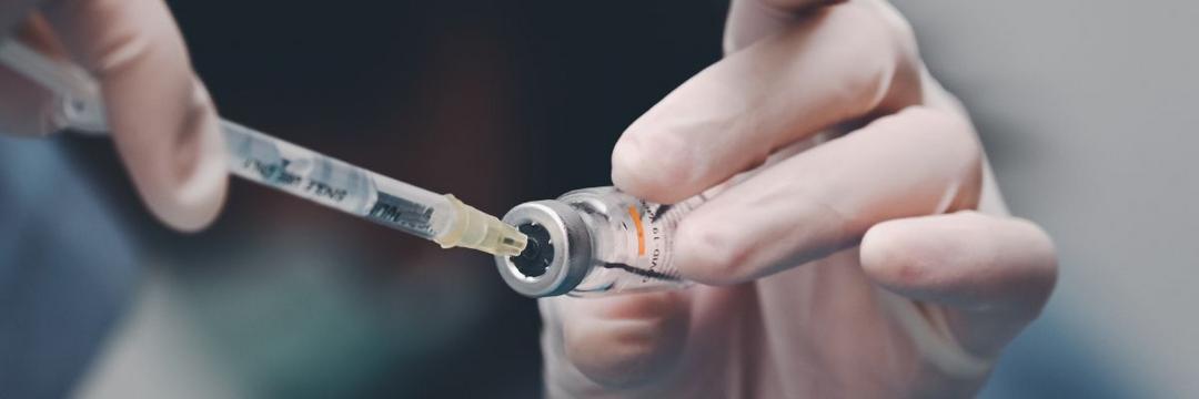 Vacina bivalente contra Covid-19 começa a ser disponibilizada a grupos de risco