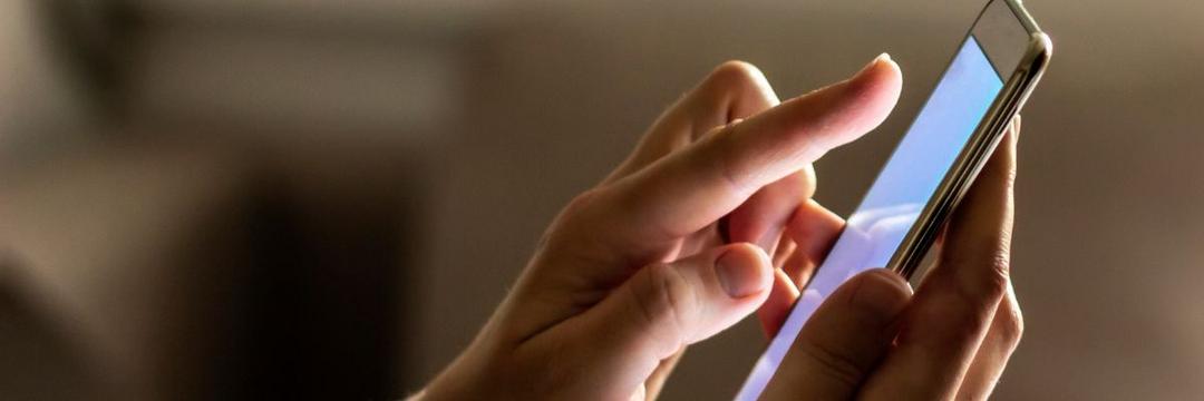 Luz azul de celulares e aparelhos eletrônicos pode acelerar processo de envelhecimento