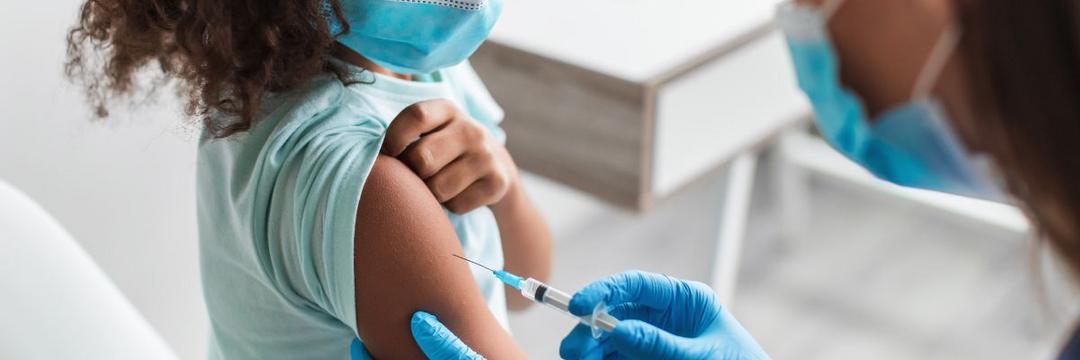 Vacina da Pfizer deve começar a ser aplicada em crianças pequenas após aprovação do Ministério da Saúde