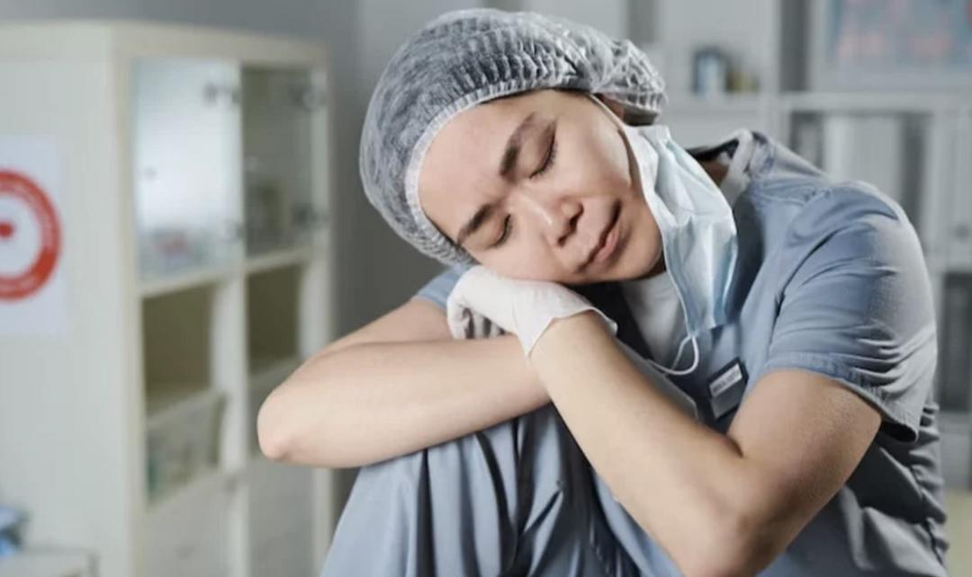 Médico pode dormir durante o plantão?