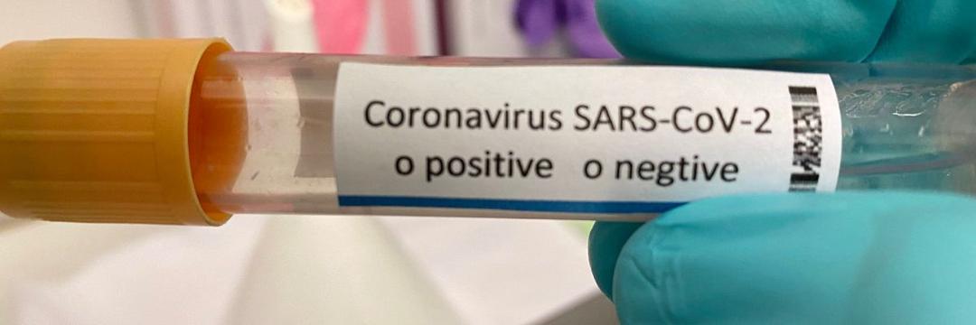 Vacinas reduzem pela metade o risco de reinfecção pelo SARS-CoV-2