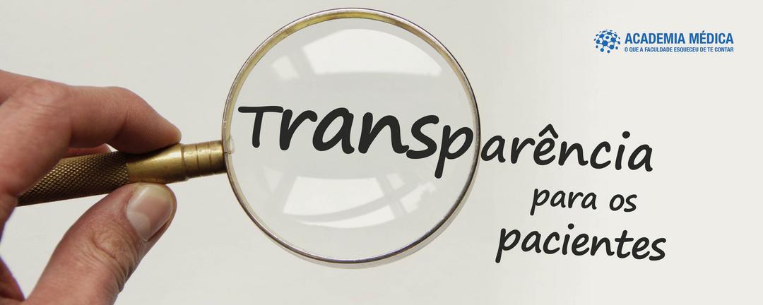 Qual é a importância da transparência nas informações para os pacientes?