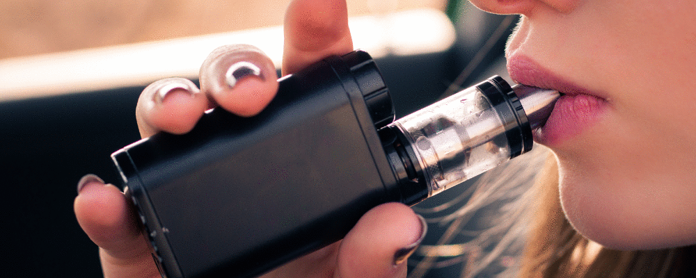 Uso de cigarros eletrônicos na adolescência pode causar alterações cardiovasculares e pulmonares