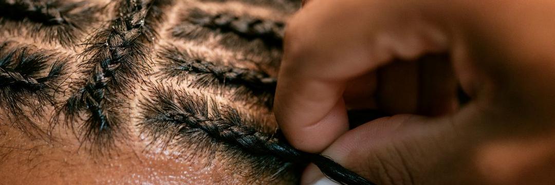 Anvisa alerta sobre cegueira temporária causada por produtos para trançar cabelos