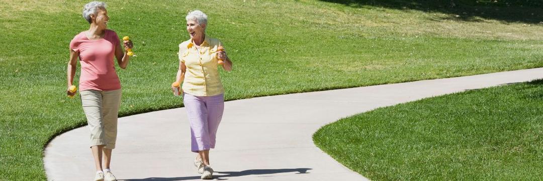 Realizar tarefas cognitivas durante a caminhada pode melhorar o desempenho intelectual de pessoas idosas 
